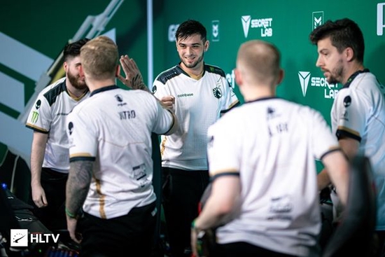 校园爱情：瓦学弟与go学长的浪漫故事